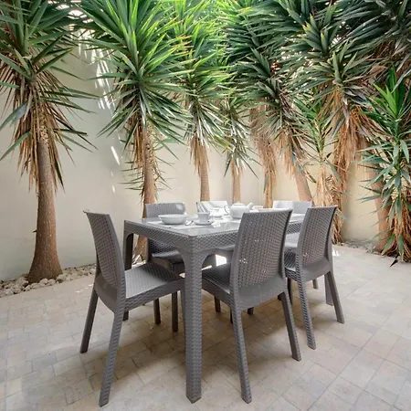 Off The Strand Gzira With Patio Apartamento