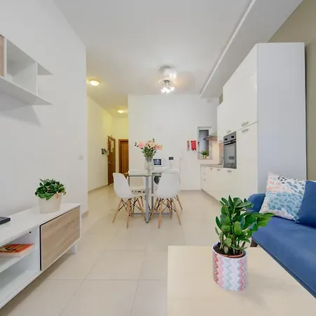 Off The Strand Gzira With Patio Apartamento