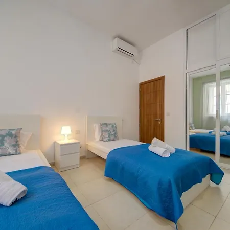 Off The Strand Gzira With Patio Apartamento