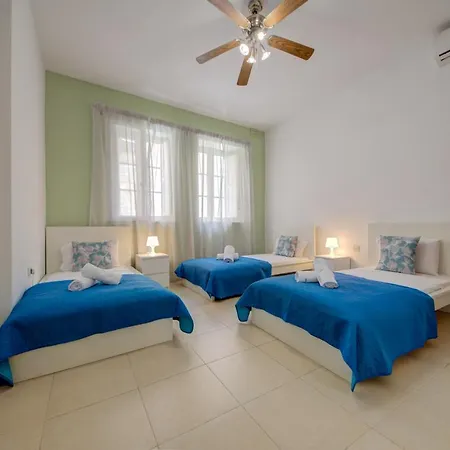 Off The Strand Gzira With Patio Apartamento